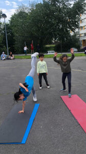 Enfants faisant la roue sur des tapis