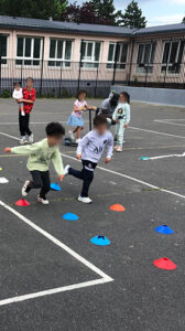 enfants sprintant sur un parcours